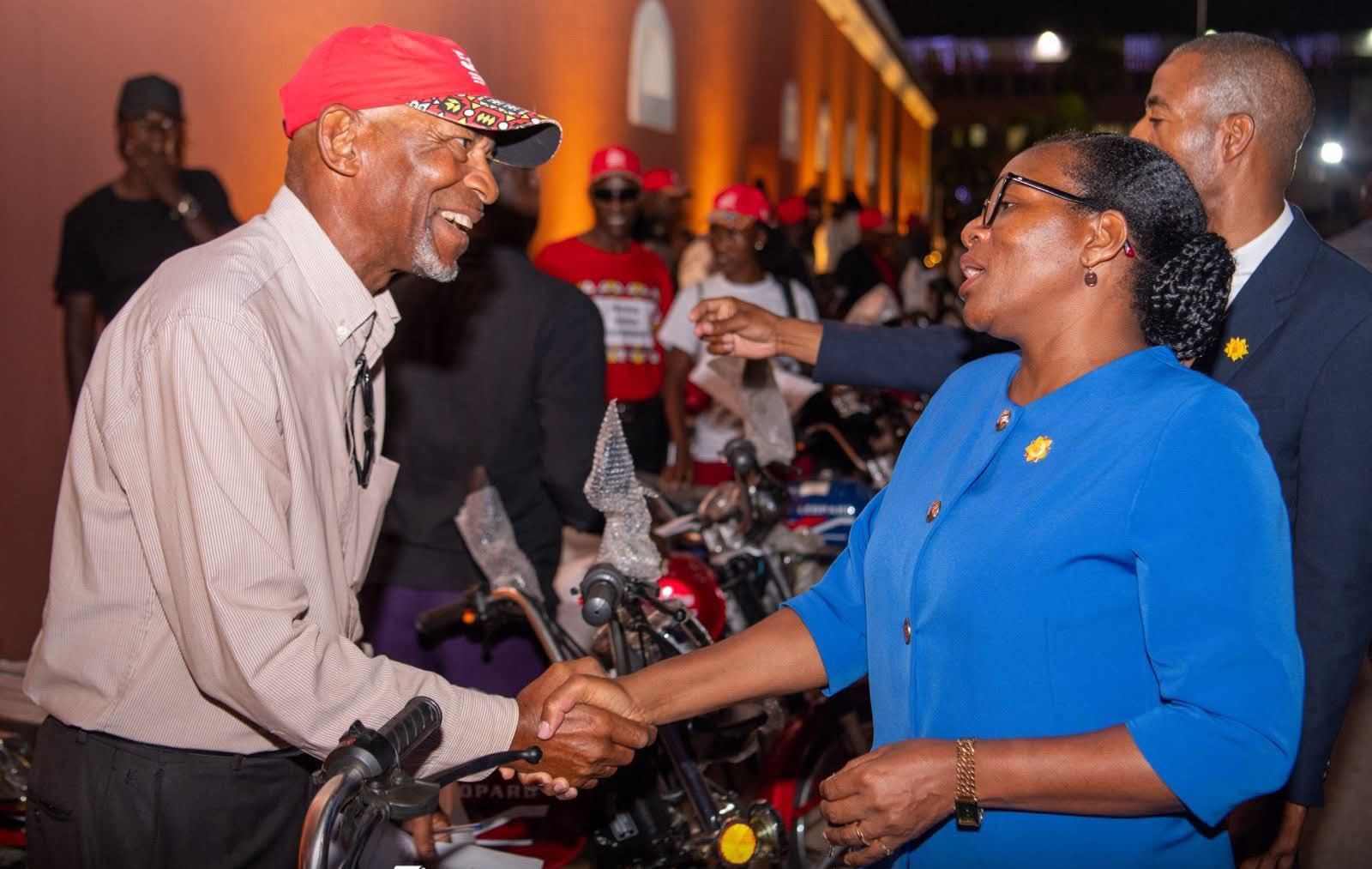 ANTIGOS COMBATENTES VULNERÁVEIS DE BENGUELA RECEBEM MOTORIZADAS NO ÂMBITO DOS 50 ANOS DA INDEPENDÊNCIA