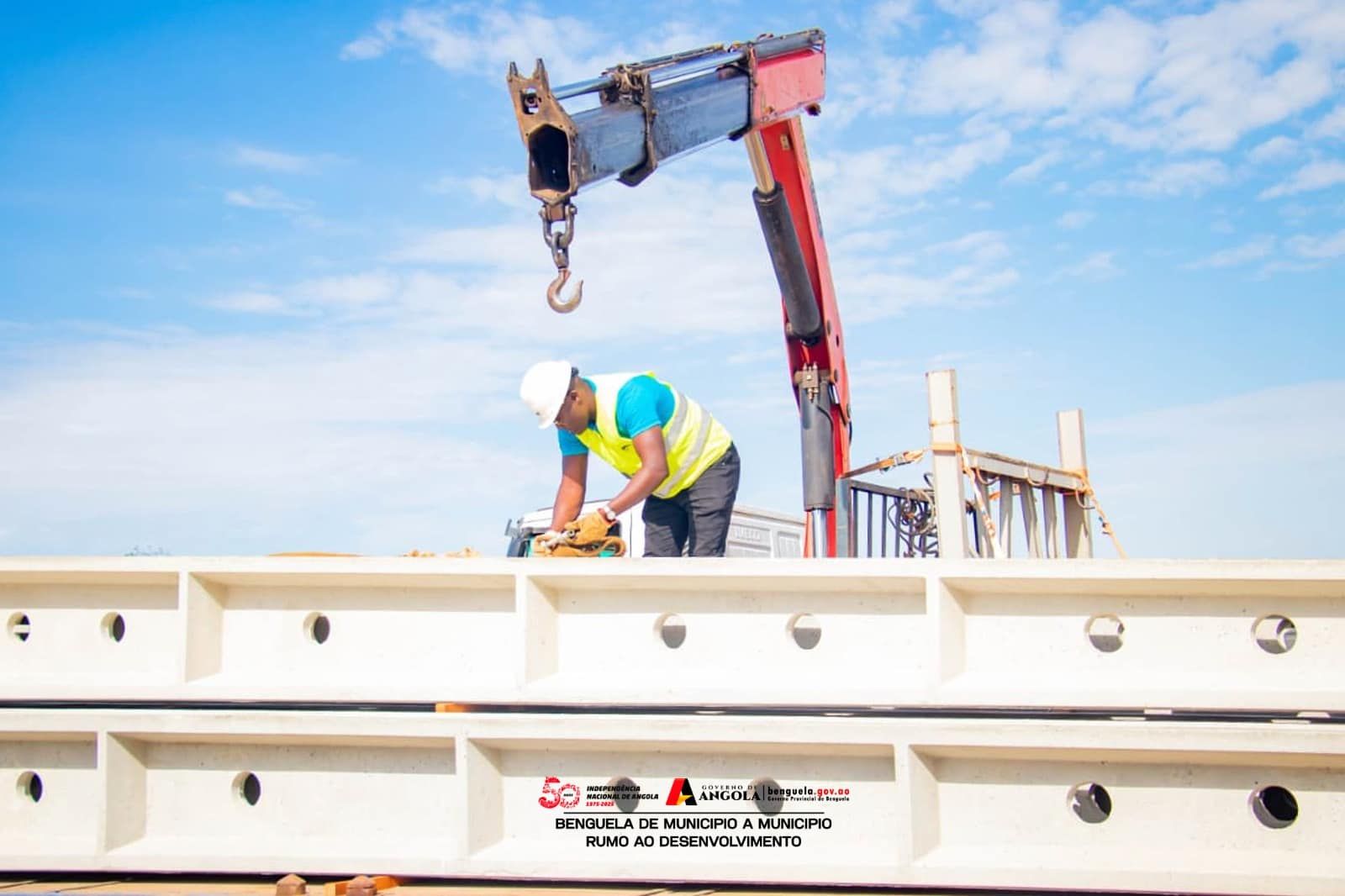 GANDA RECEBE PRIMEIROS POSTES RUMO À ENERGIA ELÉCTRICA DO LOMAUM