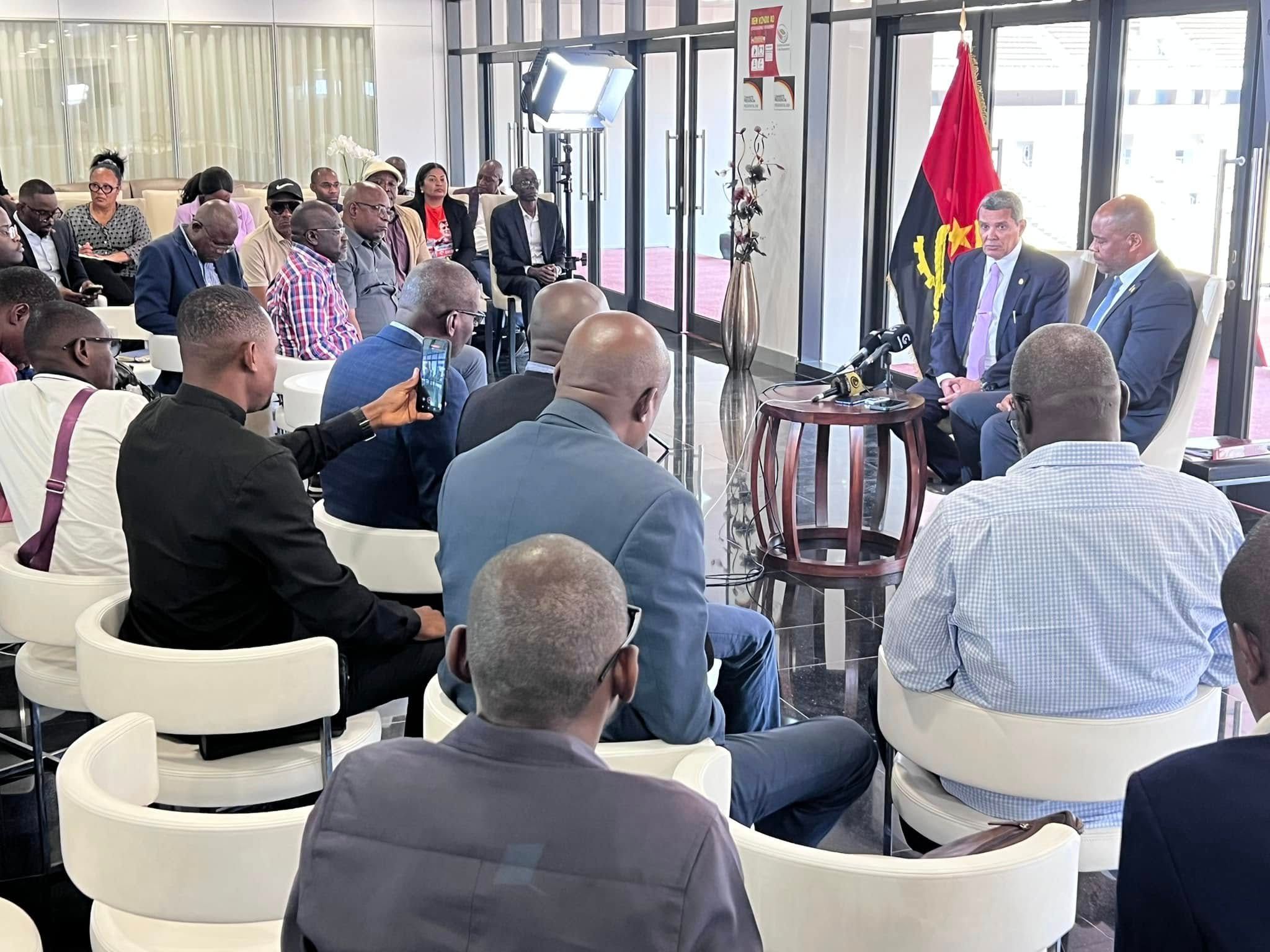 Ministro da Juventude e Desportos conversa, neste momento, no Estádio 11 de Novembro, com a Imprensa angolana.