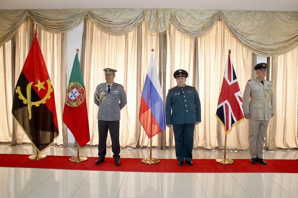 ACREDITADOS ADIDOS DE PORTUGAL, RÚSSIA E REINO UNIDO