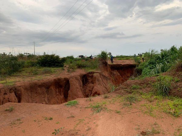 RAVINAS AMEAÇAM “ENGOLIR” PRINCIPAL SISTEMA DE TRATAMENTO E DISTRIBUIÇÃO DE ÁGUA DA CIDADE DO LUENA