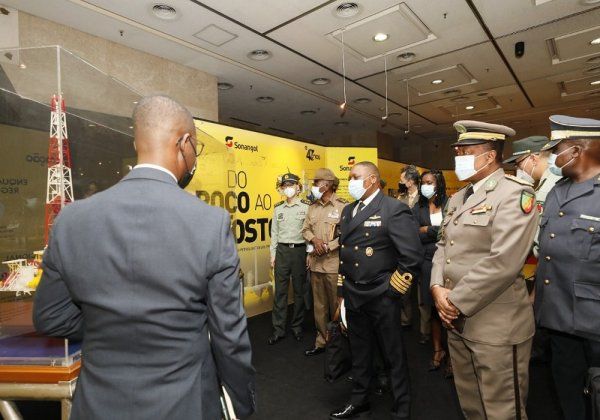 ADIDOS DE DEFESA ACREDITADOS EM ANGOLA VISITAM A SONANGOL