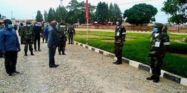 Visita as unidades militares na província do Uíge