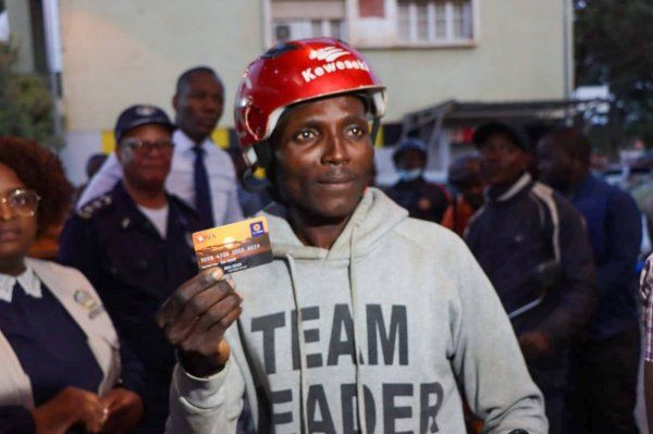 TAXISTAS E MOTO-TAXISTAS DO CUANZA SUL RECEBEM CARTÕES DE SUBVENÇÃO A GASOLINA