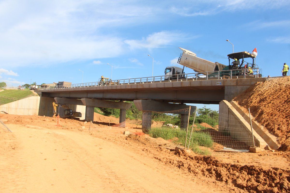 ASFALTAGEM DO TROÇO QUE LIGA A NOVA PONTE SOBRE O RIO LUCOLA