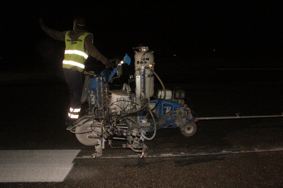 PROSSEGUE A INTERVENÇÃO NA PISTA DO AEROPORTO MARIA MAMBO CAFÉ