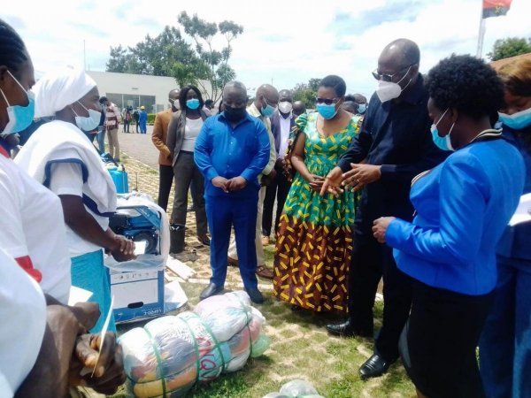 JOVENS EMPREENDEDORES RECEBEM KITS PROFISSIONAIS E PEQUENOS NEGÓCIOS EM CANGANDALA