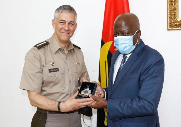 Comandante Africano dos EUA recebido no MINDENVP