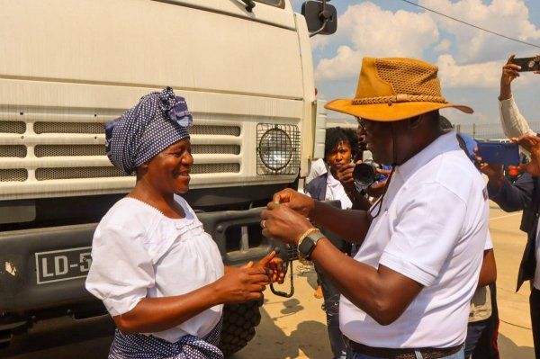 ENTREGA DE TREZE NOVAS VIATURAS PARA O REFORÇO DO ESCOAMENTO DE PRODUTOS DO CAMPO PARA AS VILAS E CIDADES