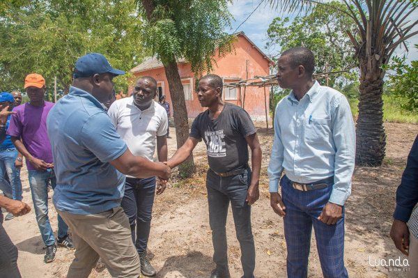 SEGUNDO DIA DE TRABALHO NO MUNICÍPIO DA QUIÇAMA DIFICULDADE NO ACESSO À COMUNA DO DEMBA CHIO LEVA GOVERNADOR A RECORRER A VIATURA DE TRAÇÃO REFORÇADA