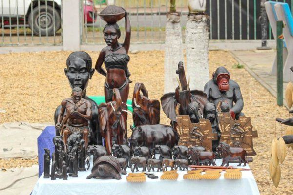 SEGUNDO DIA DA FEIRA DE ARTESANATO DE LUANDA MARCADO COM VISITA DE DIPLOMATAS E ALUNOS