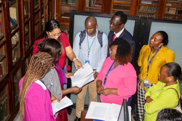 TÉCNICOS DA BIBLIOTECA MUNICIPAL DE LUANDA E DA ENAPP TROCAM  CONHECIMENTO