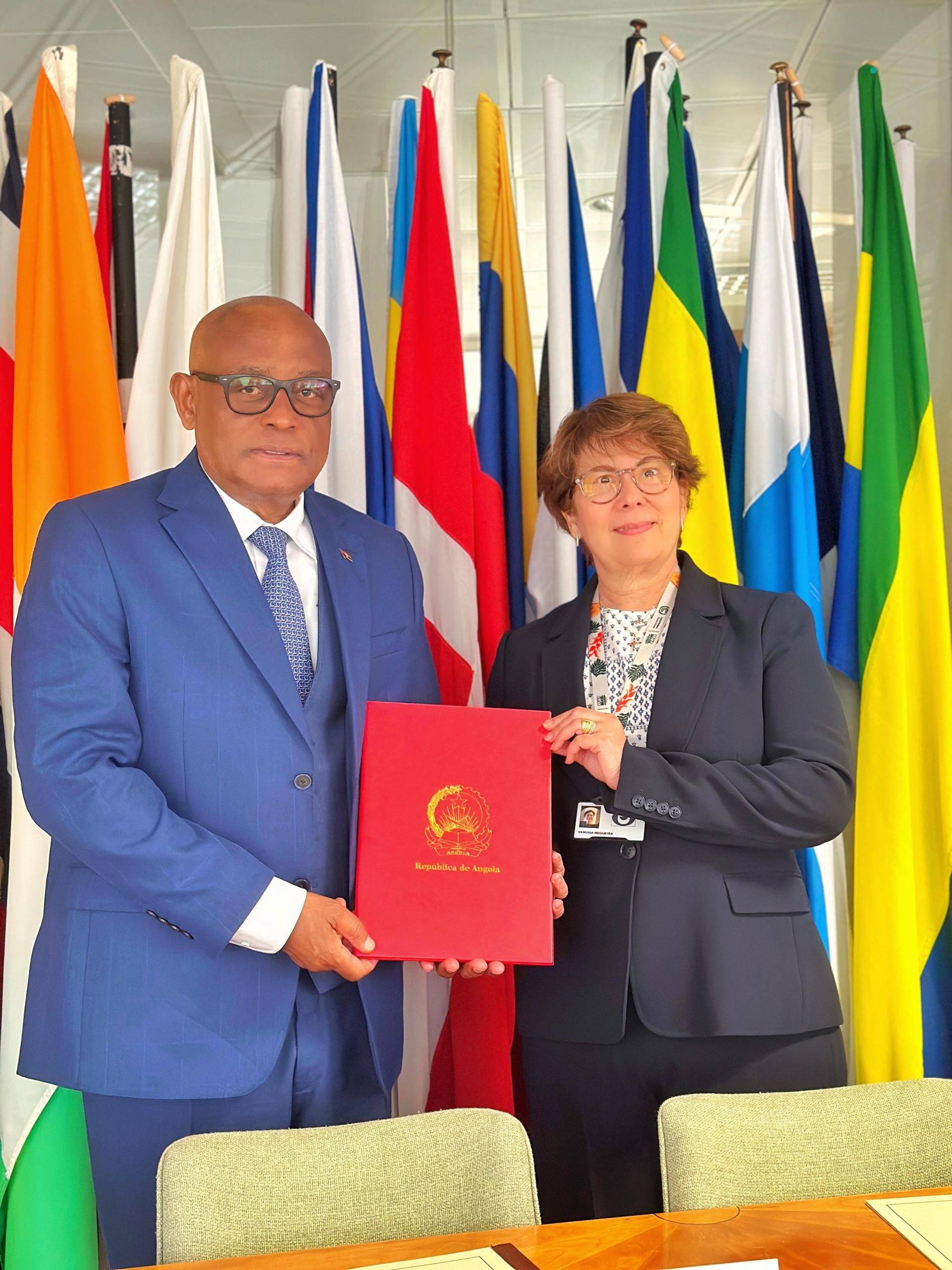 O Embaixador, José Patrício, na qualidade de representante permanente de Angola na Organização Internacional do Café, sediada em Londres, entregou hoje, 30 de Junho, o instrume