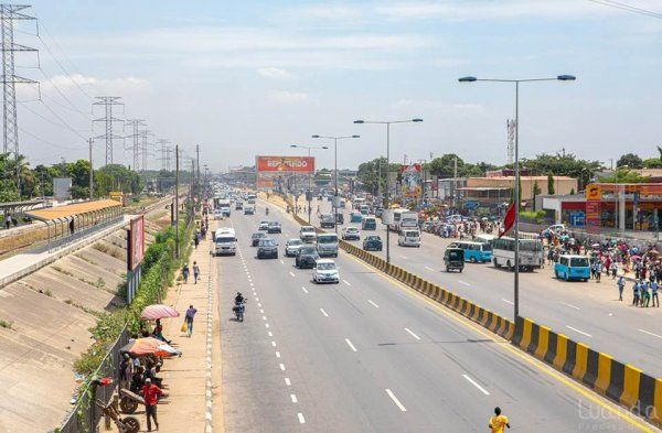 VIAS DE SERVIÇO POSSIBILITAM MAIOR FLUIDEZ NO TRÂNSITO