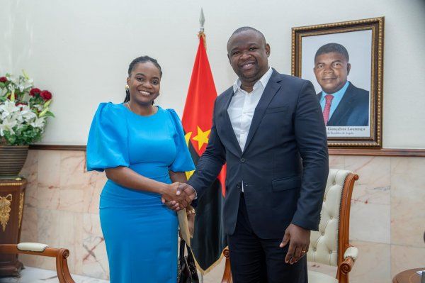 STELLA CONSTANTINO PROFISSIONAL DEDICADA A ORIENTAR MULHERES SOBRE SAÚDE REPRODUTIVA 8 de Agosto de 2024