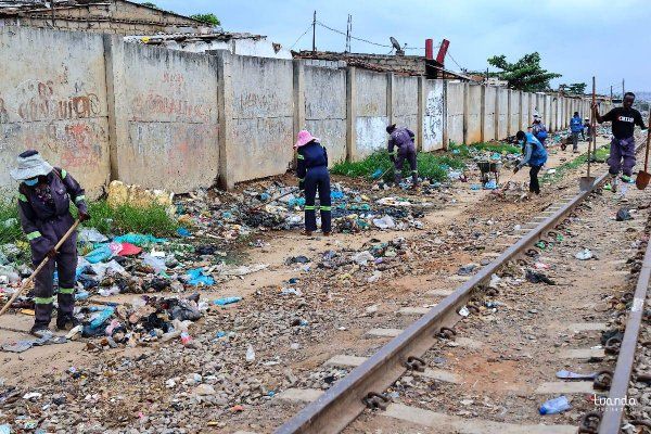 TRABALHOS DE LIMPEZA AO LONGO DO CORREDOR FERROVIÁRIO 04 de Novembro de 2024