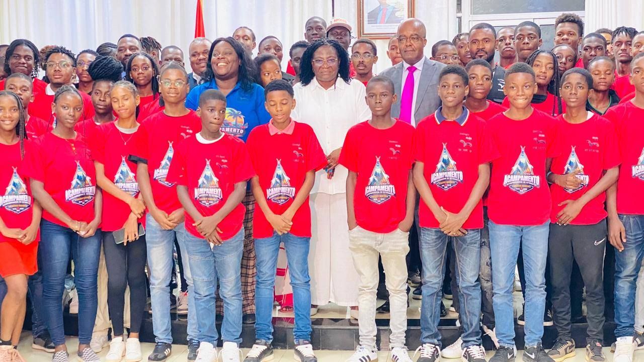 130 ALUNOS DO COLÉGIO NARFIVE RECEBIDOS PELA GOVERNADORA PROVINCIAL