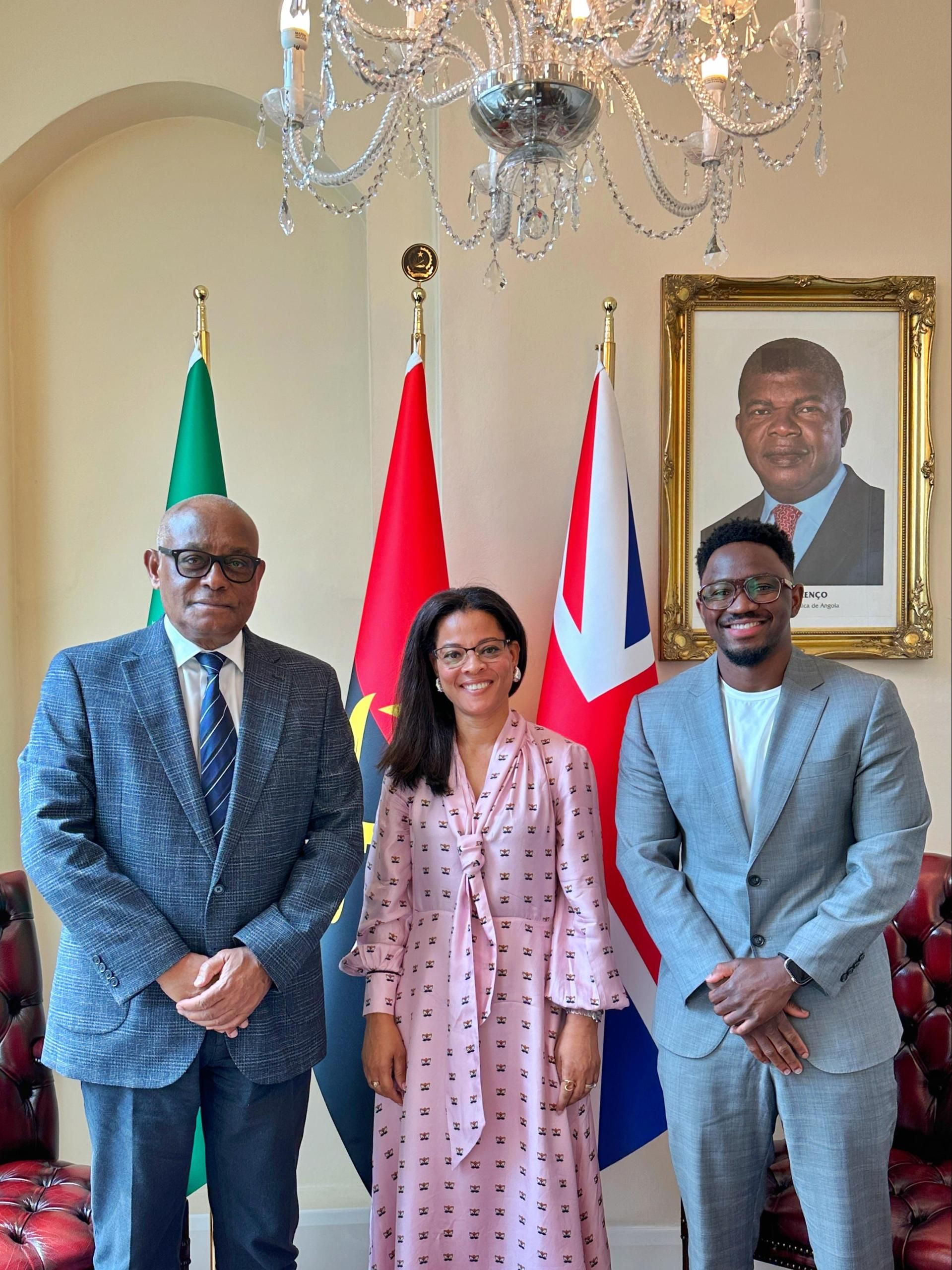 Dois estudantes angolanos que estão a tirar o doutoramento em universidades britânicas foram recebidos hoje, 10 de Julho, em audiência pelo Embaixador de Angola no Reino Unido, José P