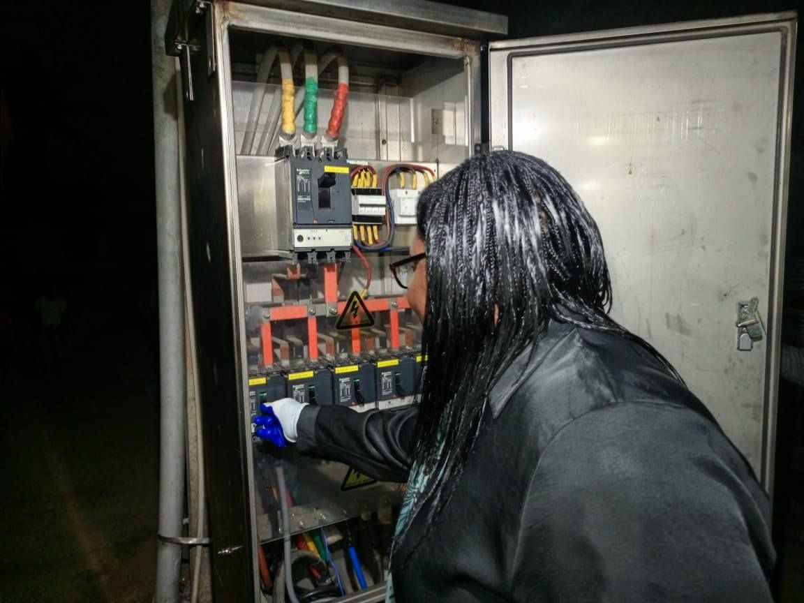 SUZANA ABREU ACCIONA DISJUNTOR HISTÓRICO E LEVA ENERGIA ELÉCTRICA À FORTALEZA PELA PRIMEIRA VEZ