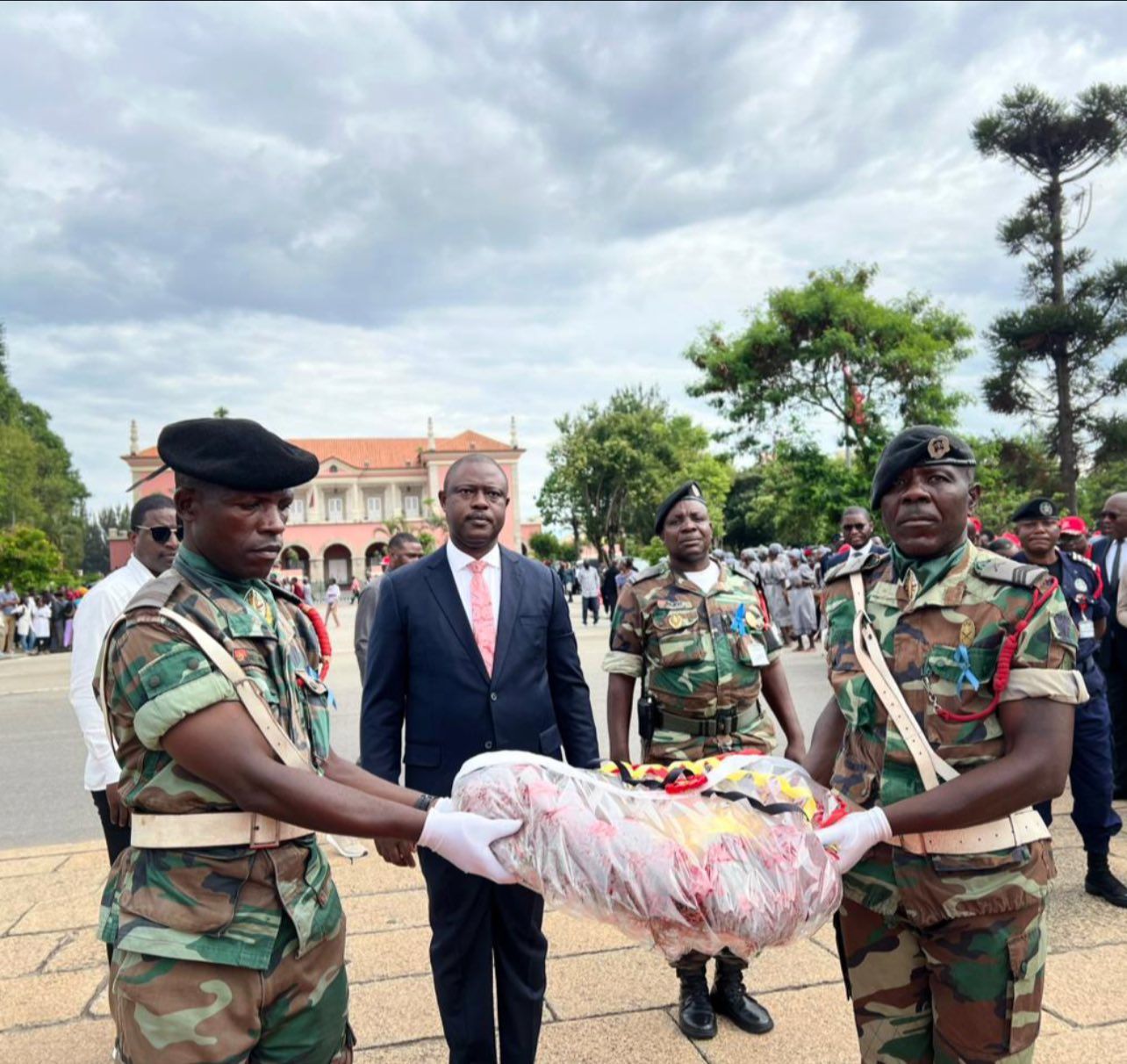 GOVERNADOR DA PROVÍNCIA DO HUAMBO RENDE TRIBUTO AOS HERÓIS DA INDEPENDÊNCIA NACIONAL
