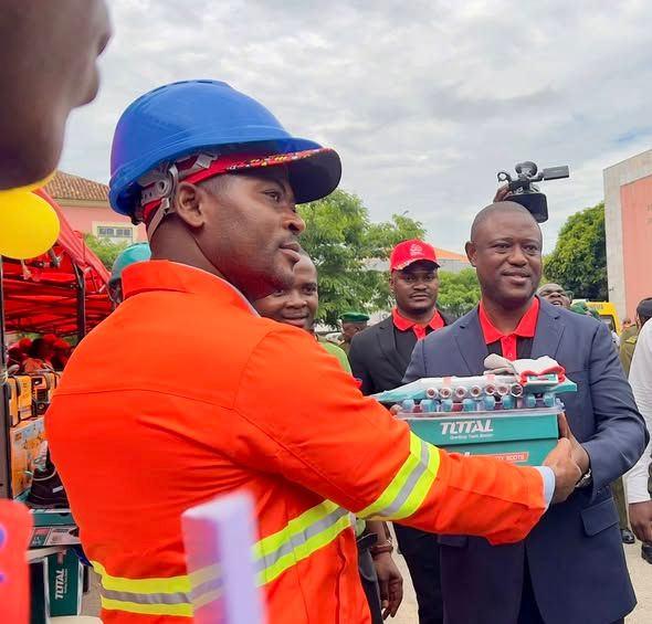 JOVENS NO HUAMBO BENEFICIAM DE KITS PROFISSIONAIS PARA FOMENTO DO EMPREENDEDORISMO E AUTO-EMPREGO