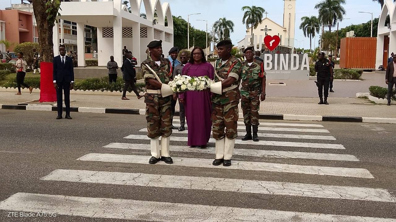 CERIMÓNIA DE IÇAR DA BANDEIRA REPÚBLICA E DEPOSIÇÃO DE COROA DE FLORES NO BUSTO DO DR. ANTÓNIO AGOSTINHO NETO