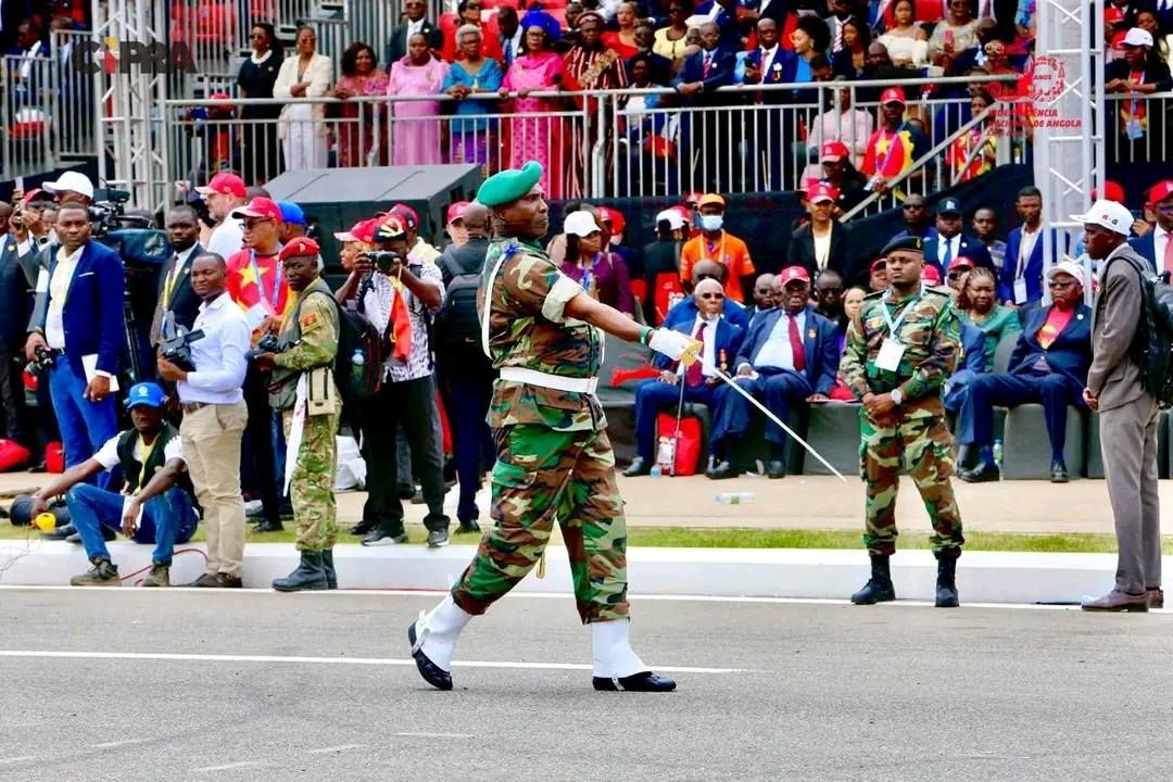 DESFILE MILITAR NO ACTO CENTRAL DOS 50 ANOS DA INDEPENDÊNCIA NACIONAL 