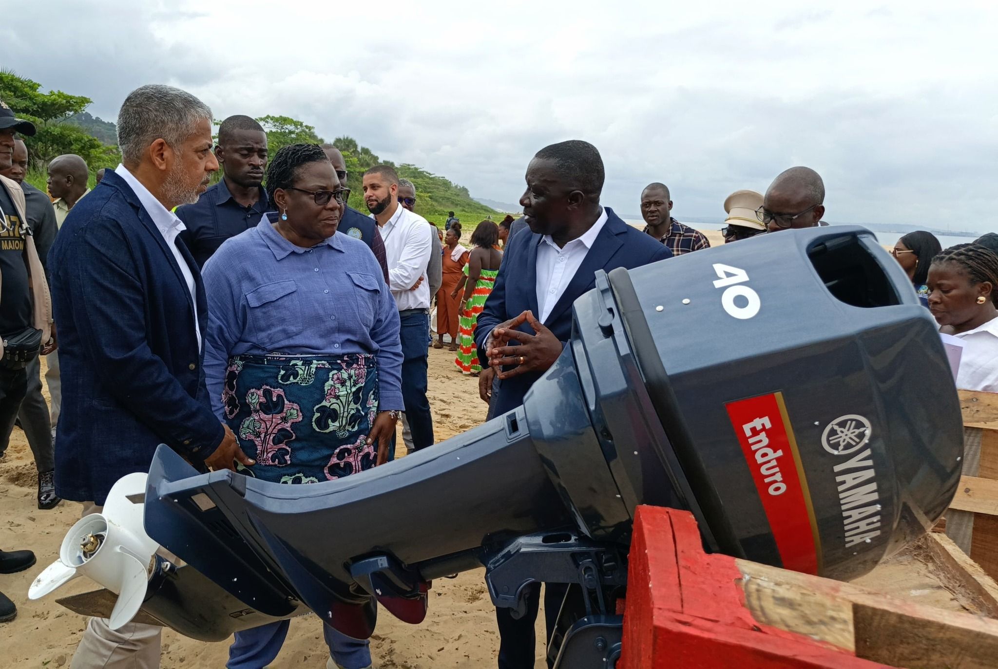 GOVERNADORA PROVINCIAL SUZANA ABREU ENTREGA ARTEFACTOS DE PESCA E TESTEMUNHA A ENTRADA EM FUNCIONAMENTO DA SEDE ADMINISTRATIVA E DE PESCADORES DE FÚTILA