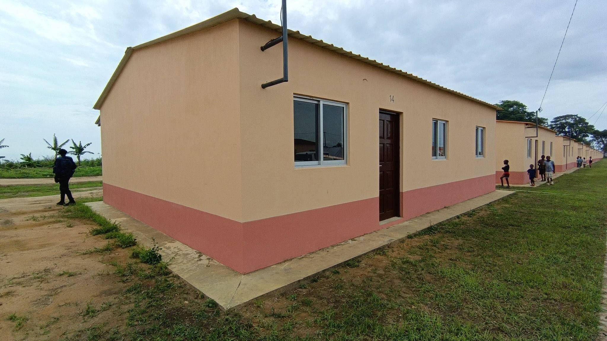 CASAS SOCIAIS | GOVERNADORA PROVINCIAL SUZANA ABREU ENTREGA 73 CASAS SOCIAIS A FAMÍLIAS VULNERÁVEIS E RESIDENTES EM ZONAS DE RISCO NO MUNICÍPIO DE CACONGO 