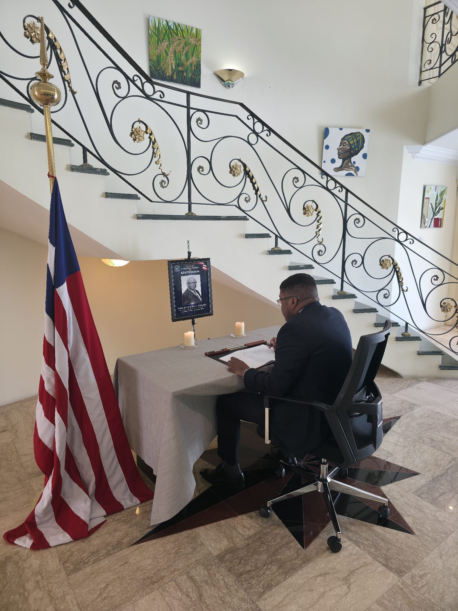 Assinatura do livro de Condolências na Embaixada da Libéria, pelo falecimento de Sua Excelência Silvestre M. Grigsby Ministro de Estado para Assuntos Presidenciais.