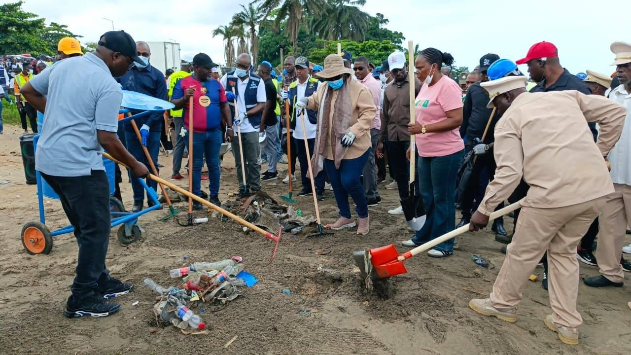 PRAIAS LIMPAS | GOVERNADORA PROVINCIAL SUZANA ABREU LANÇA CAMPANHA “QUADRA FESTIVA - CABINDA SEM LIXO E PRAIAS LIMPAS”    