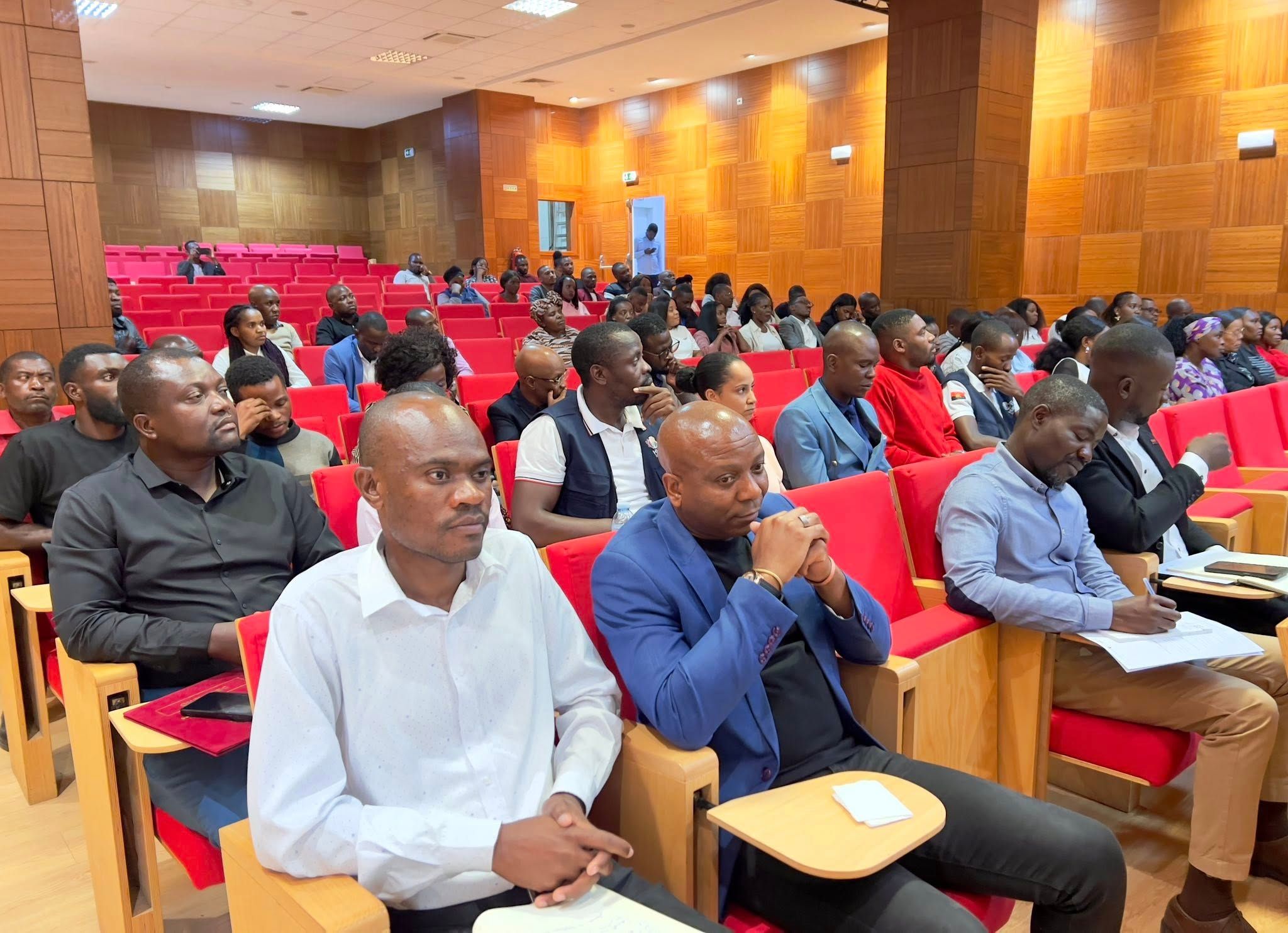 REALIZADA ASSEMBLEIA DE TRABALHADORES DO GOVERNO DO HUAMBO