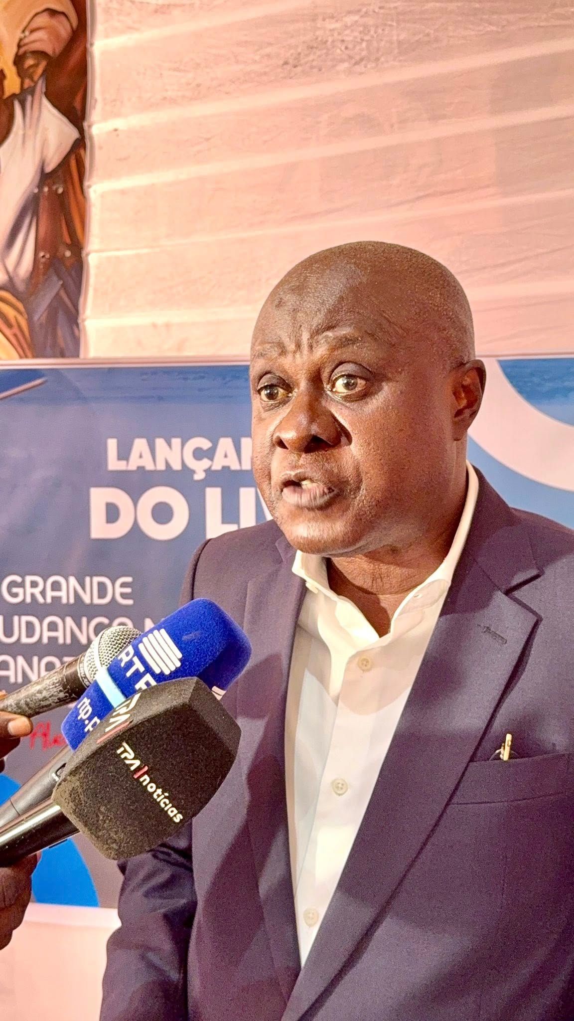 GOVERNADOR MANUEL NUNES JÚNIOR PRESTIGIA LANÇAMENTO DA OBRA DE JORGE ALICERCES VALENTIM NO LOBITO