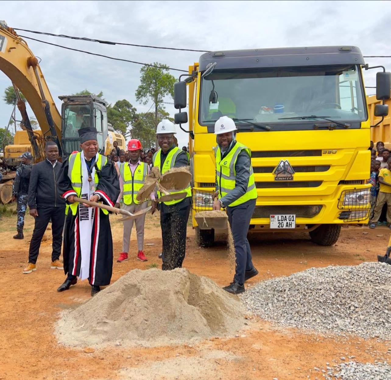 AUTO DE CONSIGNAÇÃO MARCA INÍCIO DA CONSTRUÇÃO DE 5 KM DE VIAS INTEGRADAS NO MUNGO