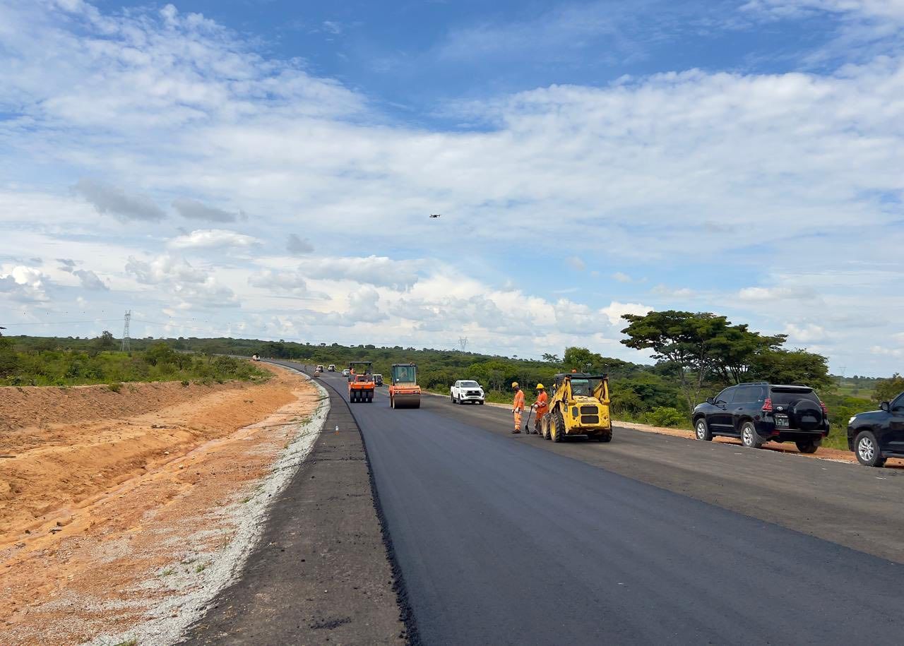 MINISTRO VALORIZA AVANÇO NA EXECUÇÃO DE INFRA-ESTRUTURAS RODOVIÁRIAS NO HUAMBO
