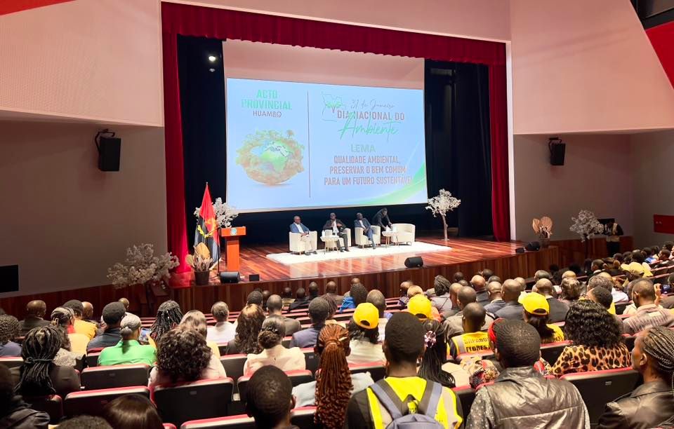 ESPECIALISTAS NO HUAMBO ANALISAM DESAFIOS AMBIENTAIS EM MESA REDONDA