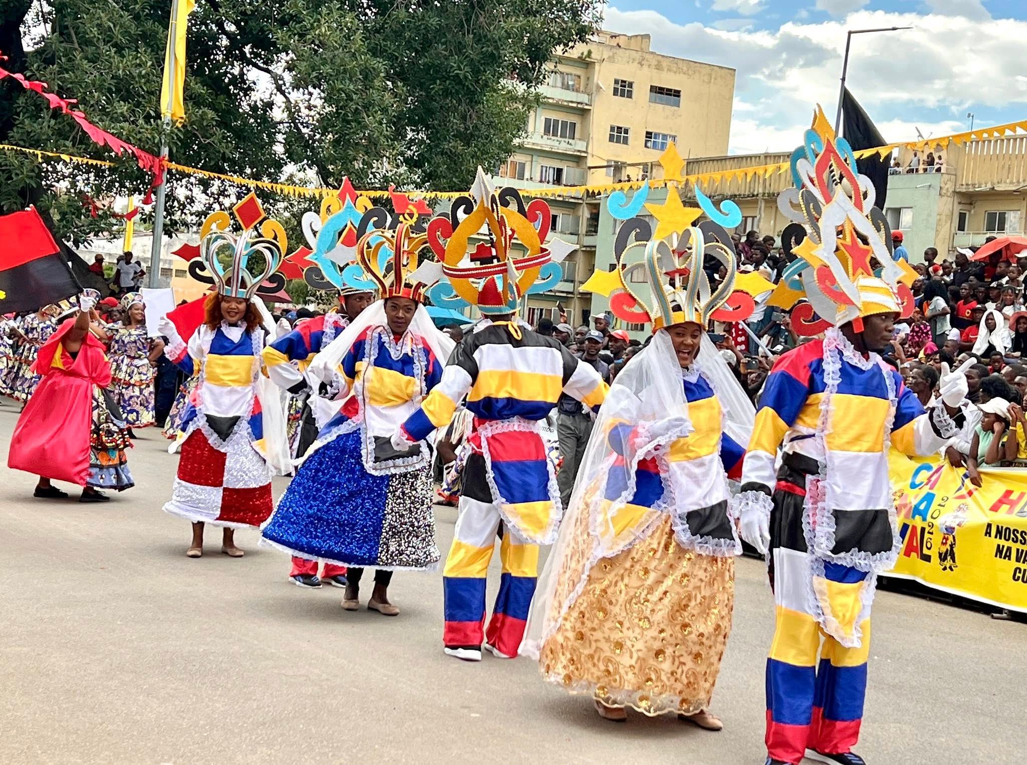 DESFILE PROVINCIAL: 13 GRUPOS CARNAVALESCOS DA CLASSE A DANÇAM O ENTRUDO NO HUAMBO