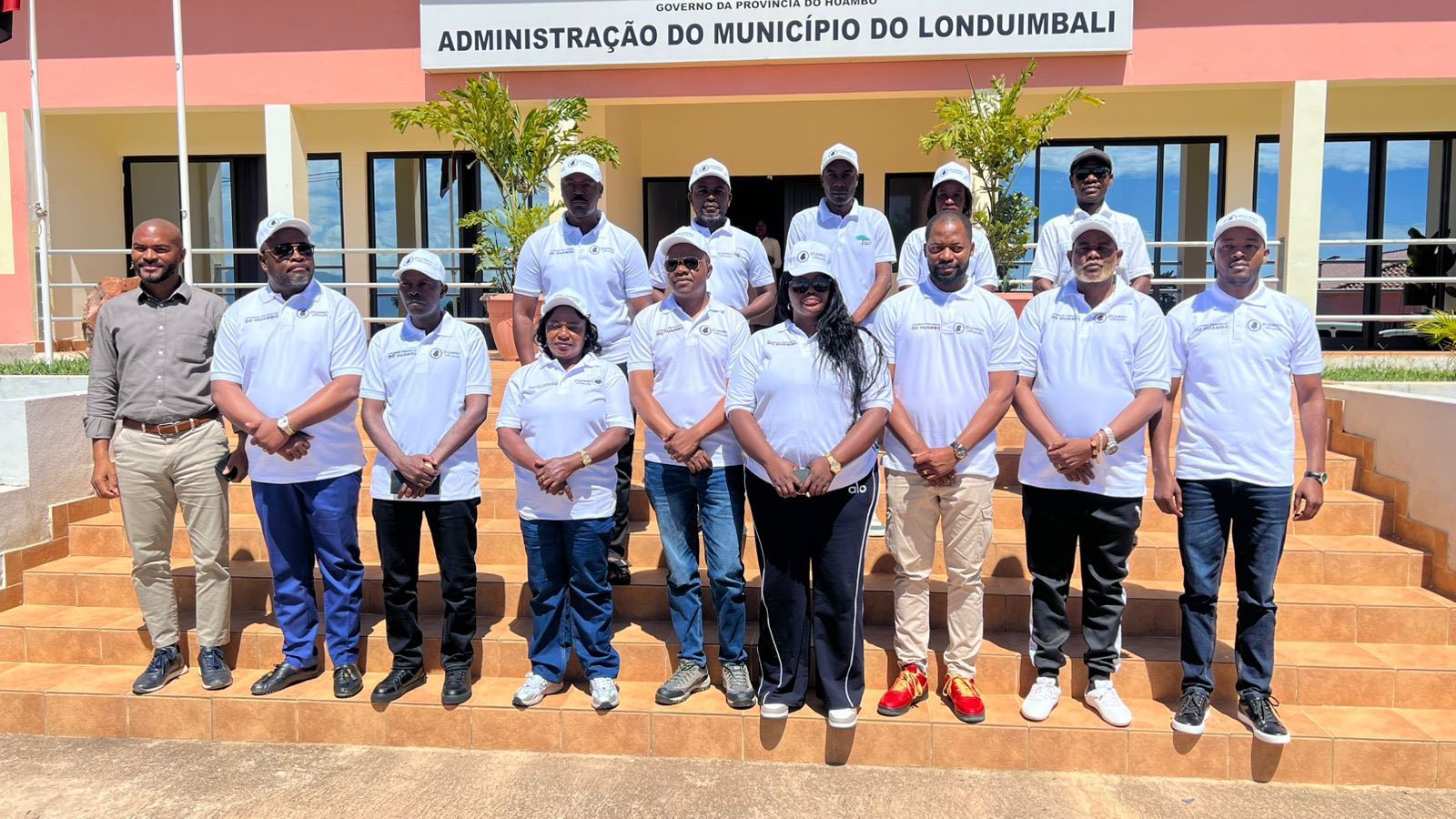 ADMINISTRADORES MUNICIPAIS DO HUAMBO A CAMINHO DO CUANZA SUL PARA APRIMORAREM CONHECIMENTOS