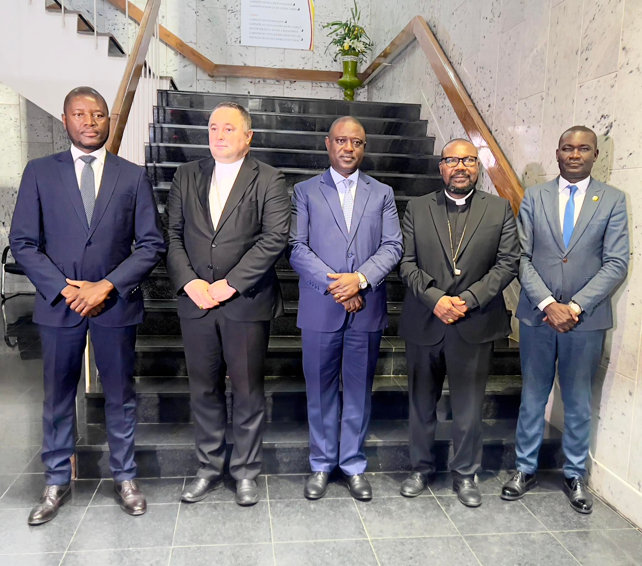 GOVERNADOR PEREIRA ALFREDO RECEBE EM ENCONTRO DE CORTESIA NÚNCIO APOSTÓLICO EM ANGOLA