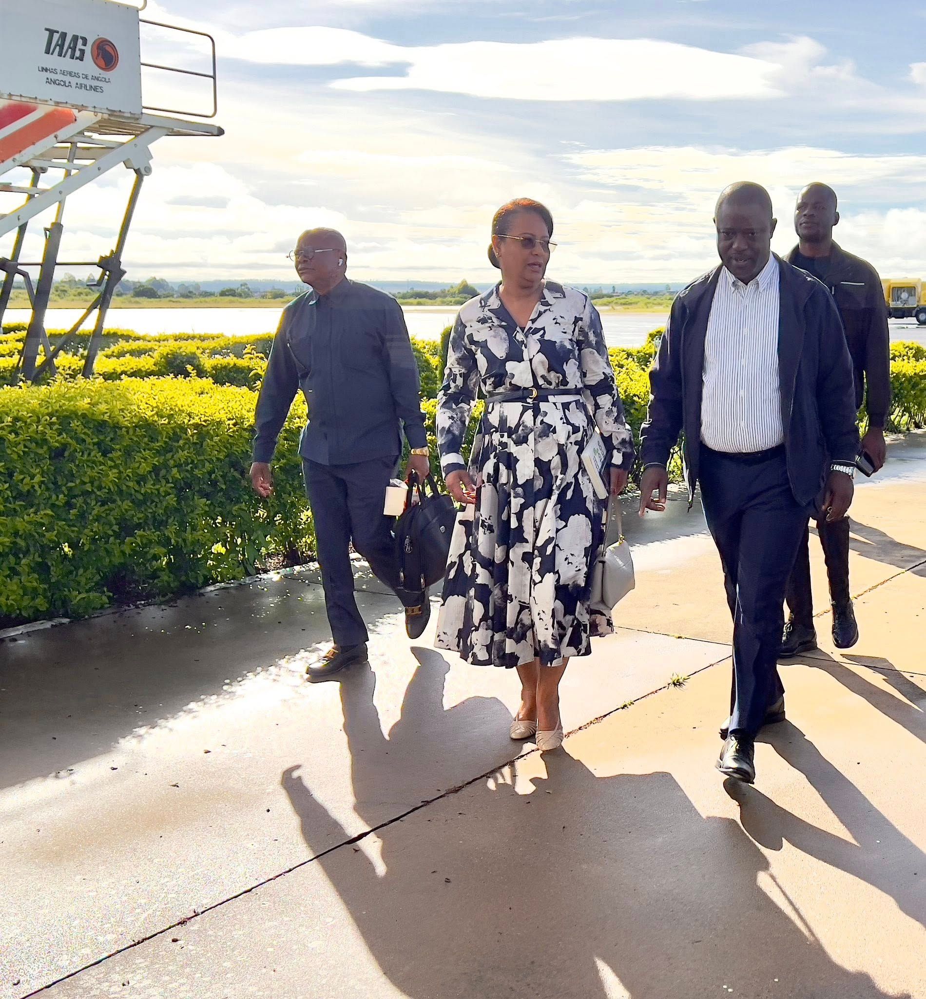 MINISTRA DO AMBIENTE TRABALHA NO HUAMBO