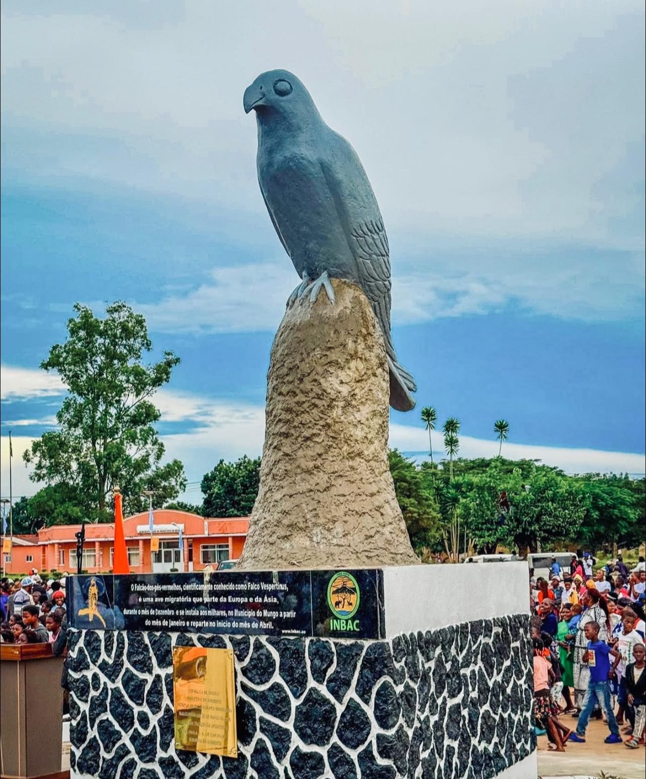 MUNGO GANHA ESTÁTUA DO FALCÃO-DE-PÉS-VERMELHOS