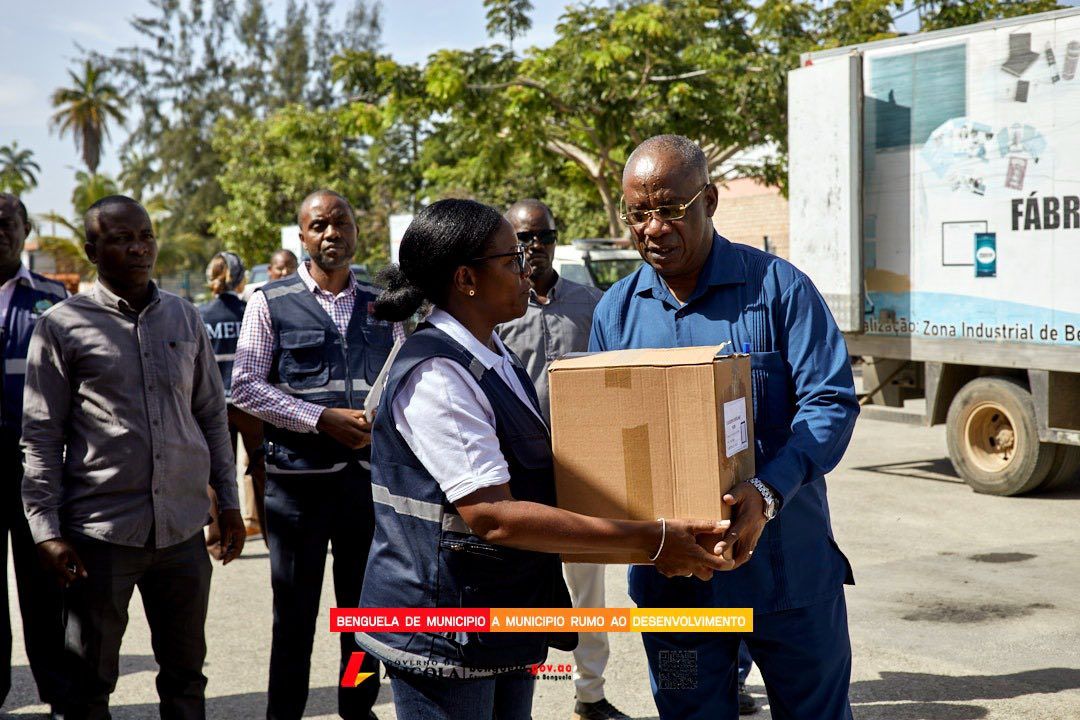 SECRETÁRIO DE ESTADO ENTREGA MATERIAL ESCOLAR PARA APOIAR ALUNOS AFECTADOS PELO TRANSBORDO DO RIO CAVACO