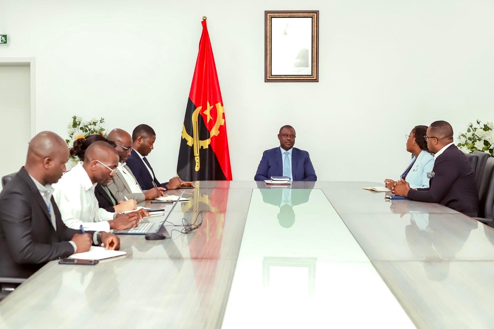 GOVERNADOR DO HUAMBO RECEBE EM AUDIÊNCIA DELEGAÇÃO DO STANDARD BANK