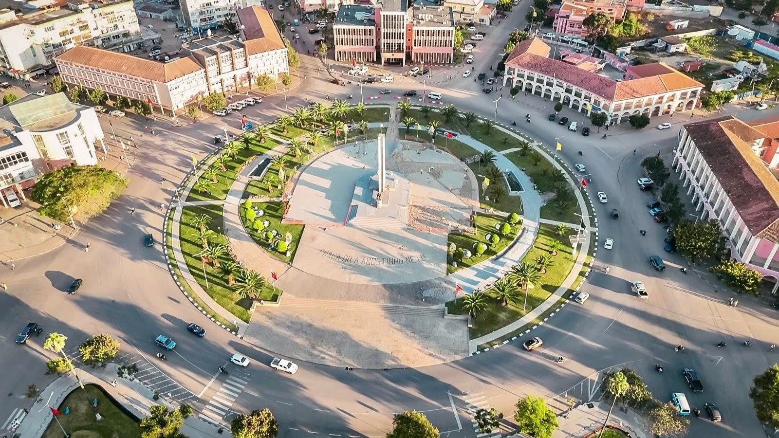 HUAMBO TRANSFORMADO NUM CANTEIRO DE OBRAS