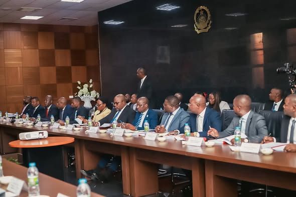 FAMÍLIAS DO BAIRRO LUFEFENA, NO HUAMBO, VÃO BENEFICIAR DE ENERGIA DA REDE ELÉCTRICA NACIONAL