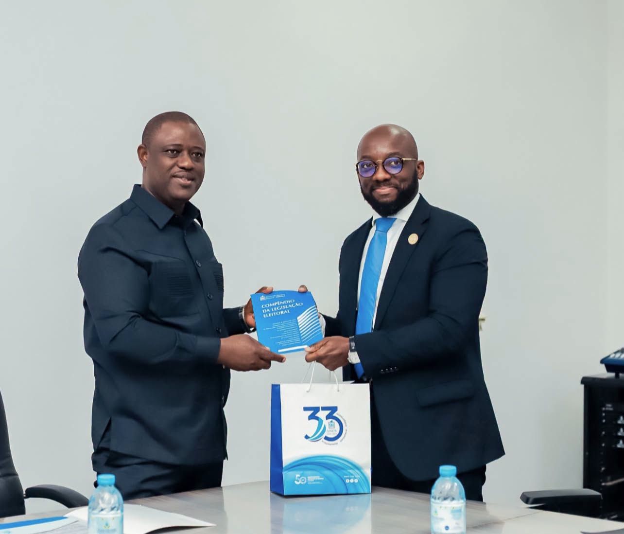 PRESIDENTE DA COMISSÃO PROVINCIAL ELEITORAL DO HUAMBO APRESENTADO AO GOVERNADOR PEREIRA ALFREDO