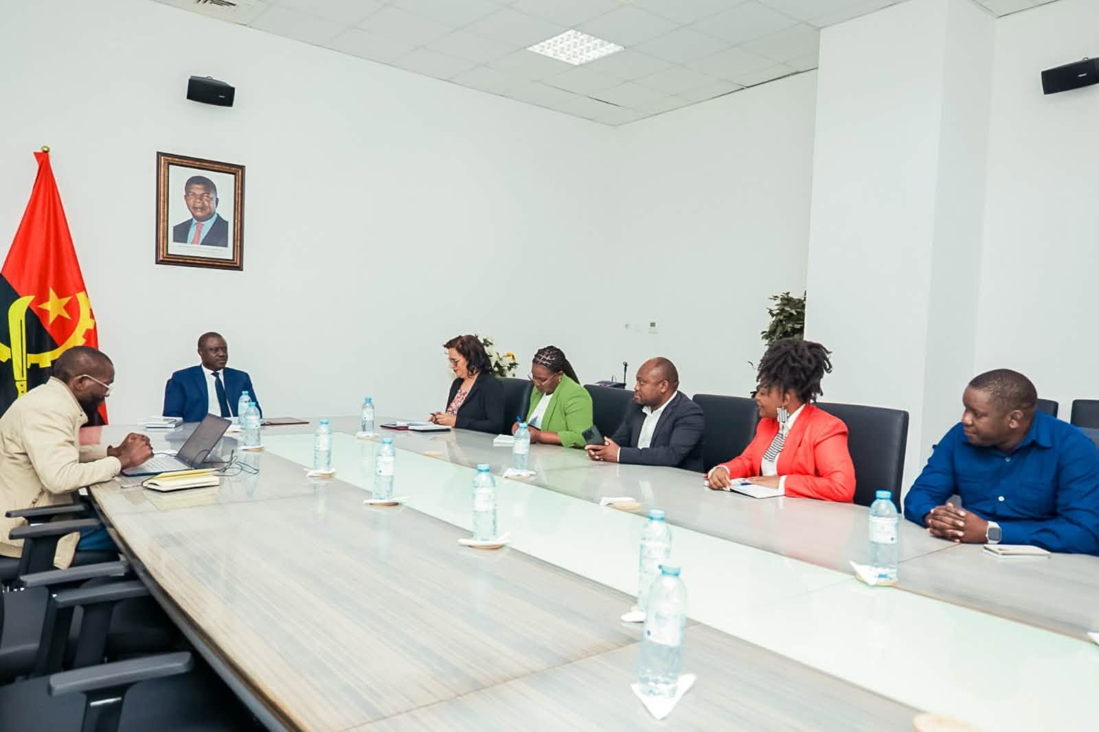 MEMBROS DA COMISSÃO ORGANIZADORA DO PRÉMIO HUAMBO DE JORNALISMO APRESENTADOS AO GOVERNADOR PROVINCIAL