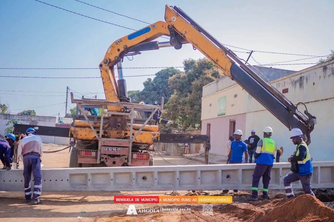 AVANÇA INSTALAÇÃO DE POSTES DE MÉDIA TENSÃO PARA FUTURA LIGAÇÃO DO CUBAL À ENERGIA DA BARRAGEM DO LOMAUM