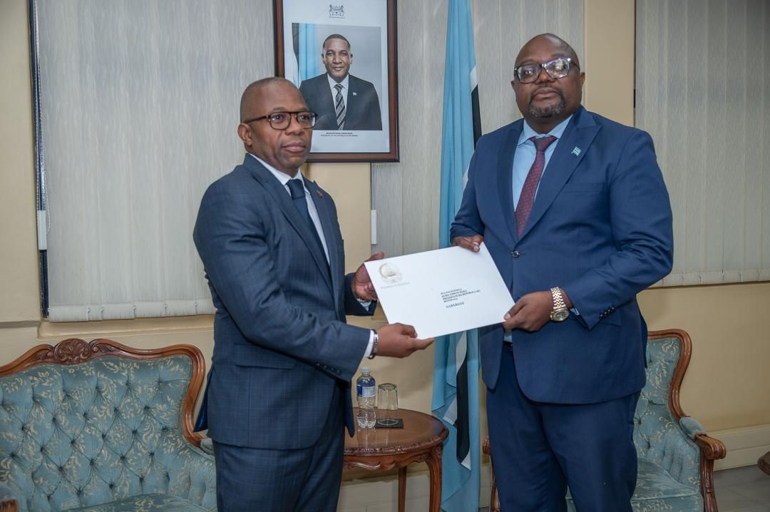 EMBAIXADOR DE ANGOLA NO BOTSWANA APRESENTA CARTAS FIGURADAS