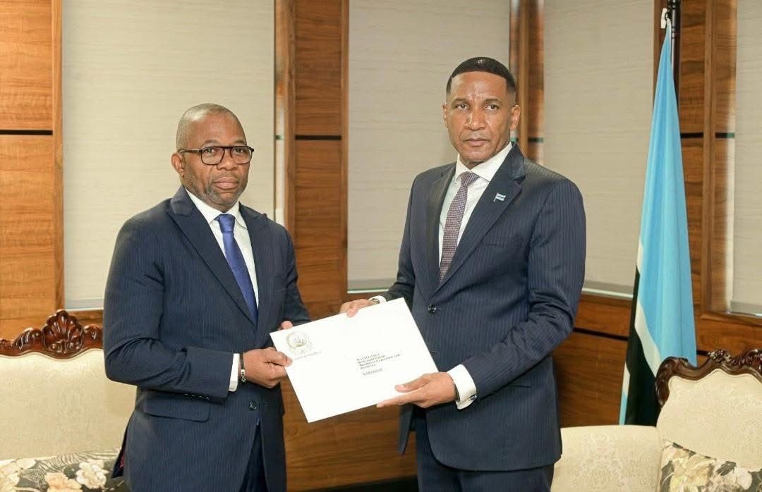EMBAIXADOR SANDRO DE OLIVEIRA ENTREGA CARTAS CREDENCIAIS AO PRESIDENTE DO BOTSWANA DUMA BOKO